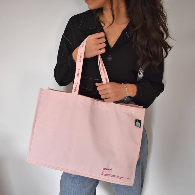 shero_set_large_tote_pink_model shero_set_large_tote_pink_model