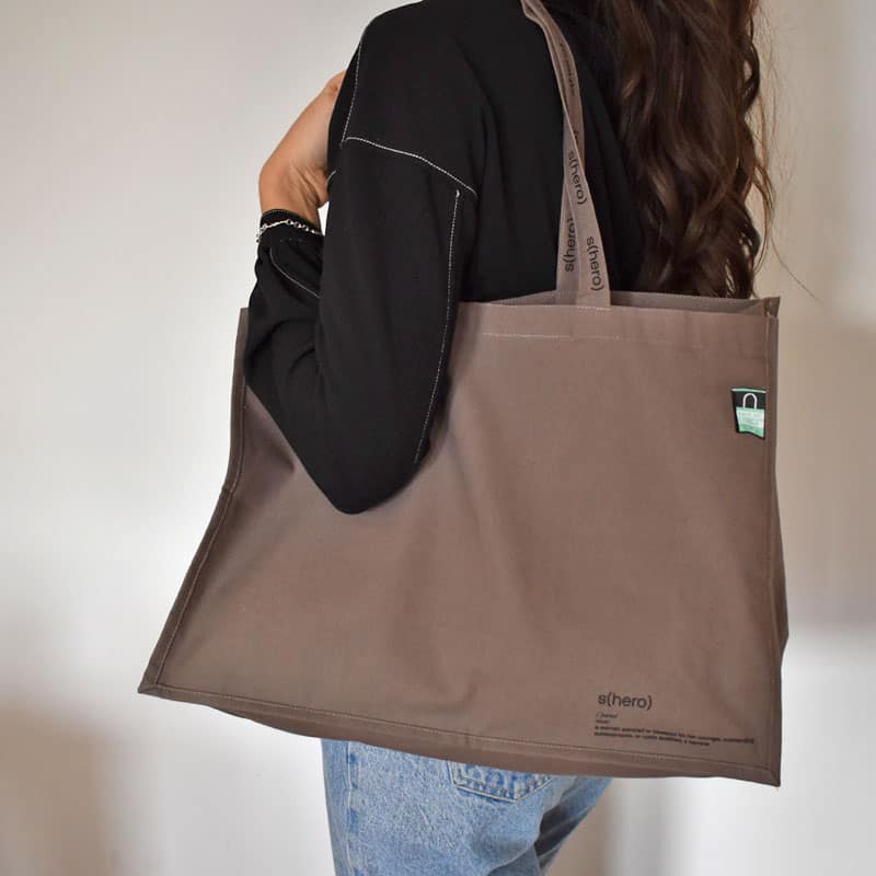 shero_set_large_tote_taupe_model shero_set_large_tote_taupe_model