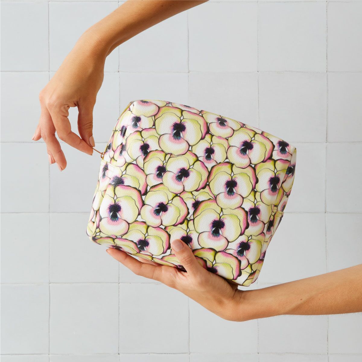 viola-washbag-3 viola-washbag-3