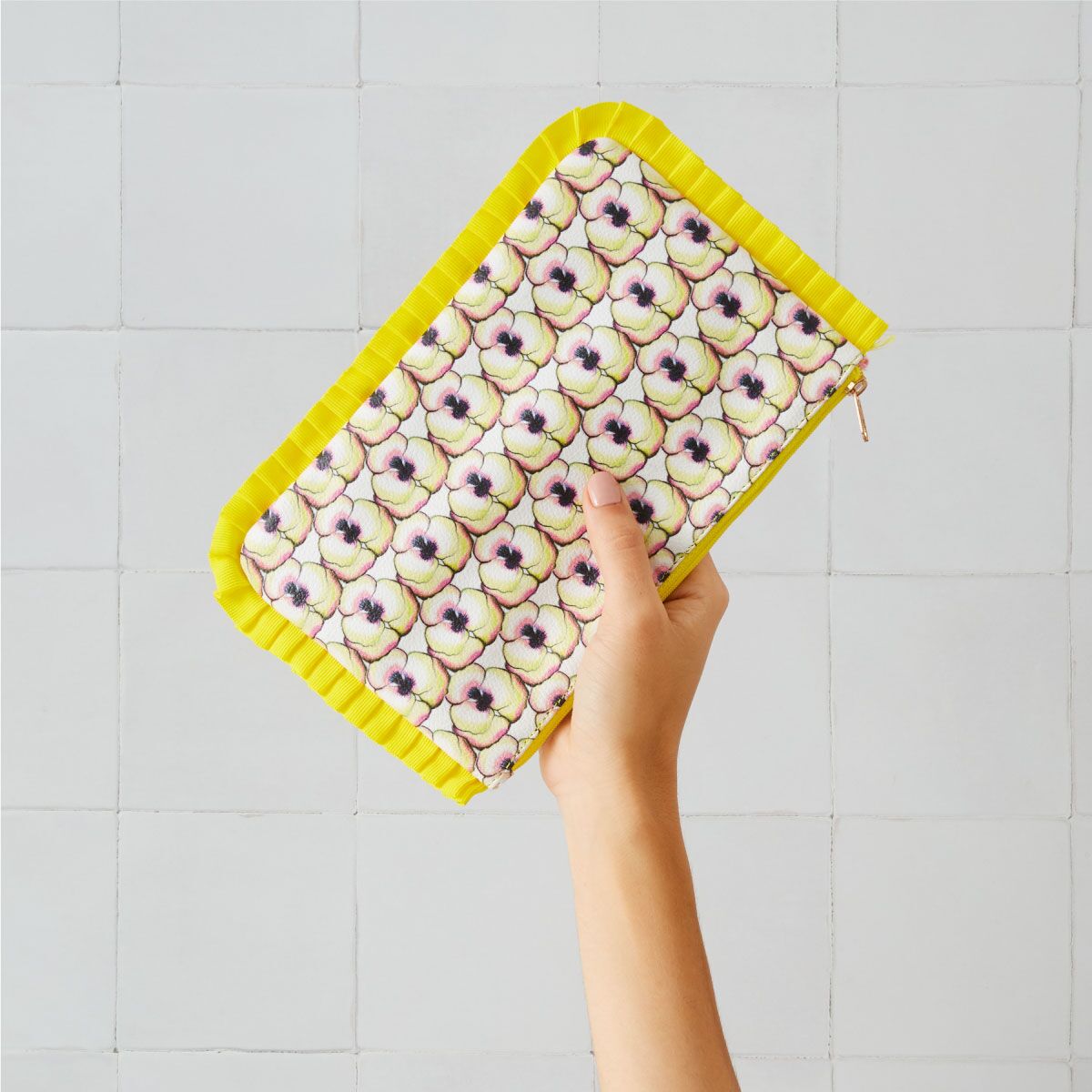 viola-frill-pouch-3 viola-frill-pouch-3