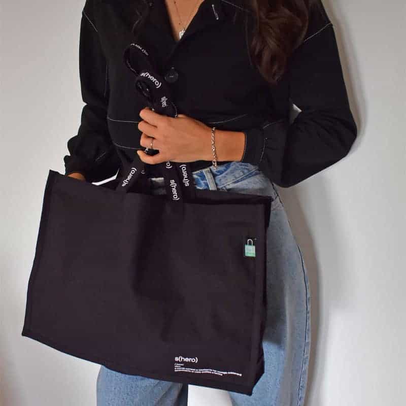 shero_set_large_tote_dark_blue_model shero_set_large_tote_dark_blue_model